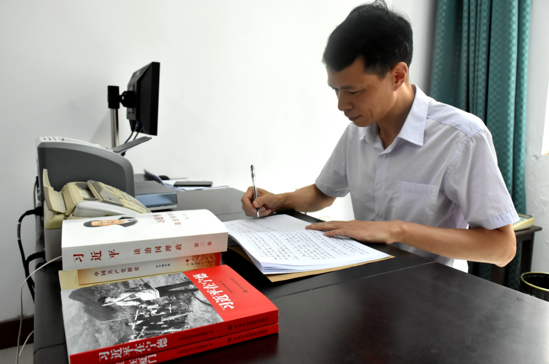 公司黨支部書(shū)記楊飛獲得“福建省優(yōu)秀黨務(wù)工作者”